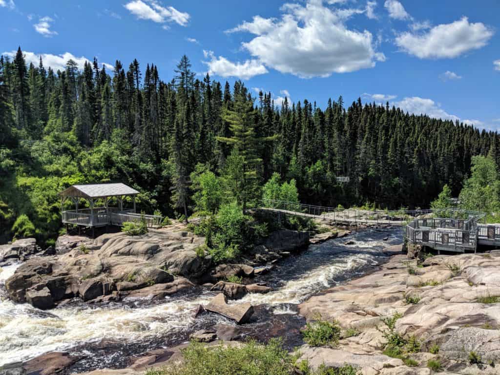 centre de plein air du bec scie, au détour d'un sentier