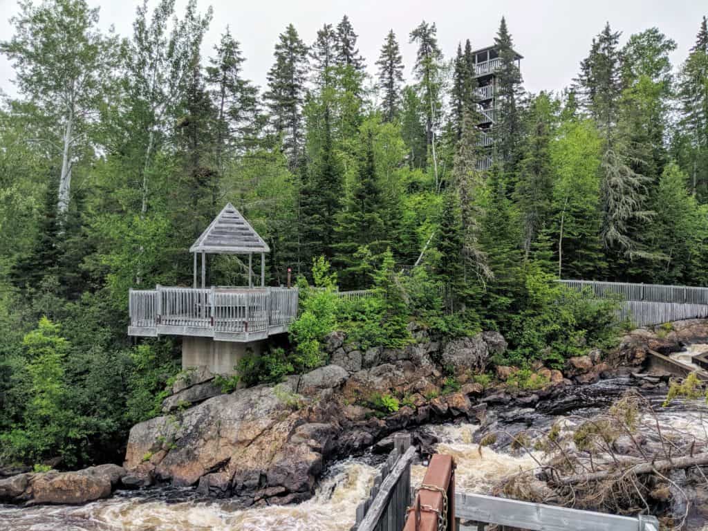 la chute qui permet au moulin de la scierie de fonctionner