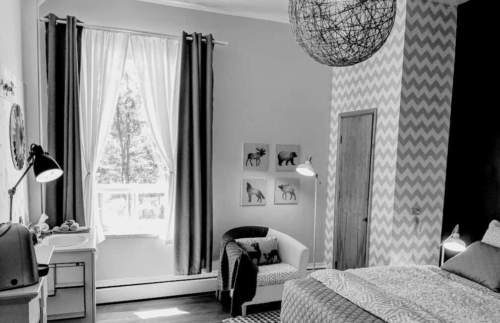 la chambre 202 de la maison zacharie à desbiens au lac saint jean accepte les chiens